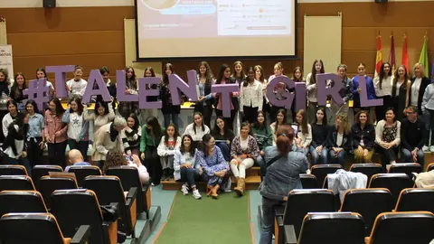 Foto de archivo - Alumnas, organizadores, mentoras y representantes de entidades colaboradoras - Edici&oacute;n 2022-2023