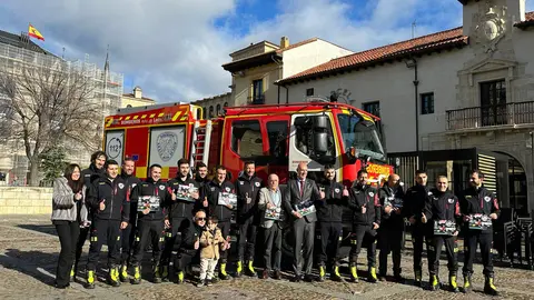Los Bomberos de Le&oacute;n dedican su calendario solidario al peque&ntilde;o Dar&iacute;o, diagnosticado con una enfermedad ultrarrara