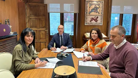 El alcalde de Le&oacute;n, Jos&eacute; Antonio Diez, y la alcaldesa de San Andr&eacute;s del Rabanedo, han firmado hoy la pr&oacute;rroga del convenio entre ambos municipios