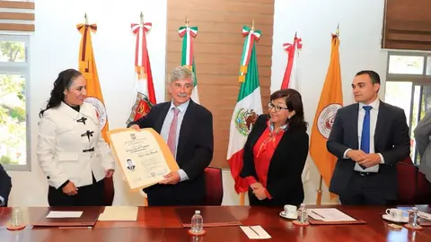 Entrega al Rector de la ULE del doble t&iacute;tulo de un alumno de Turismo.