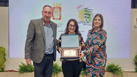 La hija del renombrado catedr&aacute;tico de Literatura Espa&ntilde;ola y galardonado con el premio nacional de la Real Academia Espa&ntilde;ola ha donado al Ayuntamiento de Sahag&uacute;n la impresionante biblioteca personal de su padre, que consta de m&aacute;s de veinte mil vol&uacute;menes.