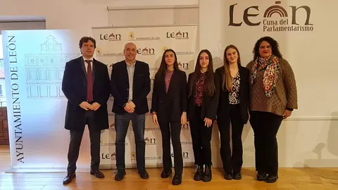 La concejala de Bienestar Social y Juventud del Ayuntamiento de Le&oacute;n, Vera L&oacute;pez, present&oacute; hoy la aplicaci&oacute;n m&oacute;vil 'Tuhogar mun', una iniciativa desarrollada por tres alumnas del colegio Divina Pastora de Le&oacute;n