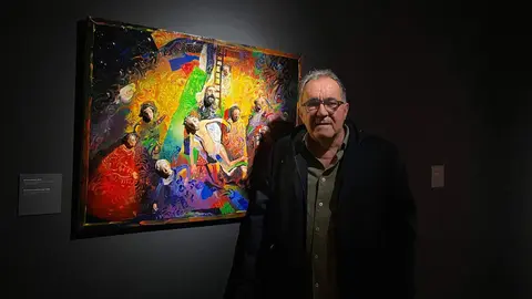 Eduardo L&oacute;pez Casado con una de sus obras de 'La Casa Iluminada' en El Museo Casa Botines Gaud&iacute;