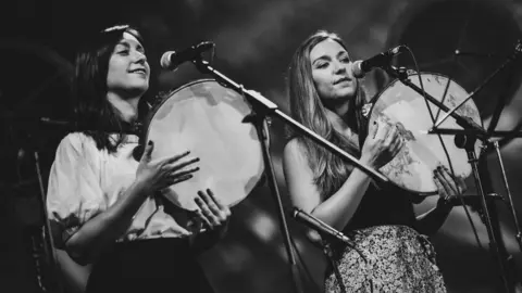 Cierre de las Jornadas Culturales 'Calechos de d'hibiernu' con la Actuaci&oacute;n del D&uacute;o Tsacianiegas
