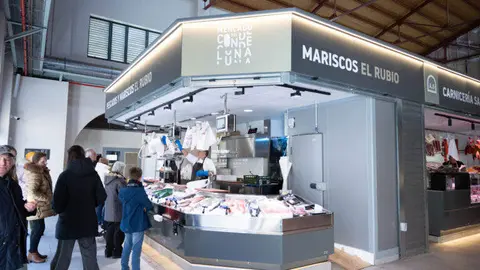 El Mercado del Conde Luna celebra con entusiasmo la culminaci&oacute;n exitosa de la primera fase de su ambiciosa reforma. La inauguraci&oacute;n de los nuevos puestos ha generado una gran expectaci&oacute;n tanto entre comerciantes como clientes. A pesar de contratiempos, como la renuncia de la primera empresa adjudicataria debido a la fluctuaci&oacute;n en los costos de los materiales, los trabajos de remodelaci&oacute;n contin&uacute;an a buen ritmo, respaldados por una inversi&oacute;n total de 2.185.000 euros.

Los comerciantes han trasladado sus negocios a los reci&eacute;n estrenados puestos, dise&ntilde;ados espec&iacute;ficamente para satisfacer sus necesidades. Aunque el plazo m&aacute;ximo para la conclusi&oacute;n de las obras, establecido en el 30 de junio por el Ayuntamiento de Le&oacute;n y el Gobierno de Espa&ntilde;a, est&aacute; en marcha, se espera que se completen incluso antes.

La segunda fase de la remodelaci&oacute;n se enfocar&aacute; en mejoras clave, como la eficiencia energ&eacute;tica, climatizaci&oacute;n y est&eacute;tica de los puestos restantes. A pesar de haberse instalado en los nuevos espacios con adaptaciones que satisfacen sus necesidades individuales, los comerciantes aguardan algunos detalles por pulir. Se anticipa una transformaci&oacute;n en la segunda mitad del mercado, con la introducci&oacute;n de cuatro grandes islas centrales, un &aacute;rea polivalente y un punto de recogida para compras online.

Simult&aacute;neamente, el Ayuntamiento de Le&oacute;n est&aacute; inmerso en la licitaci&oacute;n de los puestos vacantes, con planes estrat&eacute;gicos para ajustar la distribuci&oacute;n del espacio seg&uacute;n la demanda del sector. La intenci&oacute;n es fomentar actividades innovadoras, como las gastrotiendas, aline&aacute;ndose con la visi&oacute;n de revitalizar y modernizar este emblem&aacute;tico mercado Imagen FELE