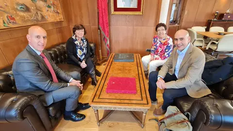 El alcalde de Le&oacute;n, Jos&eacute; Antonio Diez, ha recibido este mi&eacute;rcoles a la escritora Nativel Preciado quien le ha presentado su &uacute;ltimo libro 'Palabras para Olivia', de la editorial Espasa.