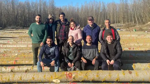 Alexey Valero y Rodrigo Ar&eacute;valo (en el centro, sentados), ganadores de los premios 'Bosques y R&iacute;os' en su edici&oacute;n 2023, realizando la toma de datos de sus trabajos.