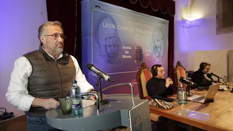 FCyL y Cortes. El presidente de las Cortes en la grabaci&oacute;n del p&oacute;dcast 'La Contrahistoria' en San Isidoro