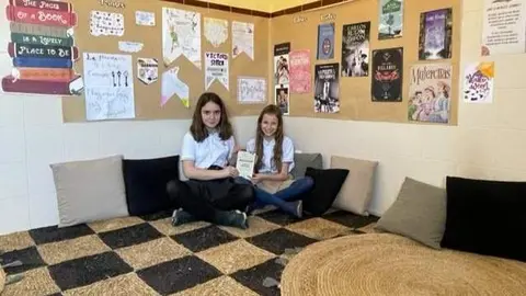 Dos alumnas de sexto curso de Educaci&oacute;n Primaria del Colegio Divina Pastora de Le&oacute;n, han sido dos de las ganadoras de la I Edici&oacute;n del certamen &ldquo;Macondo s&iacute; tiene quien le escriba&rdquo;