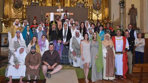 Imagen del elenco del Viacrucis viviente de Benavides de &Oacute;rbigo
