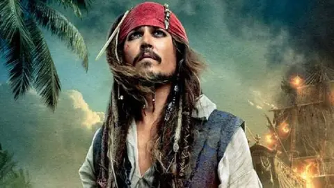 El actor Johnny Depp caracterizado como el pirata Jack Sparrow