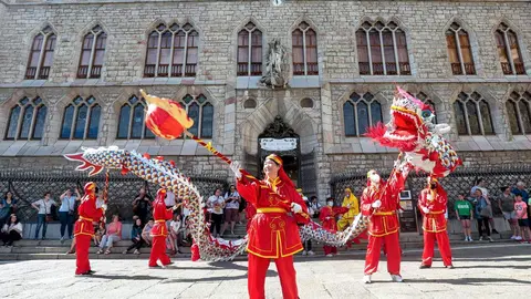 Foto archivo - Desfile del drag&oacute;n en la plaza Botines
