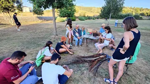 Foto de archivo de una estudiante de la ULE realizando practicas en Campus Rural el pasado a&ntilde;o-01