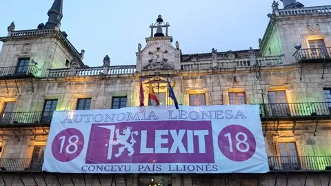 Pancarta LEXIT edificio Ayuntamiento Plaza Mayor de Le&oacute;n