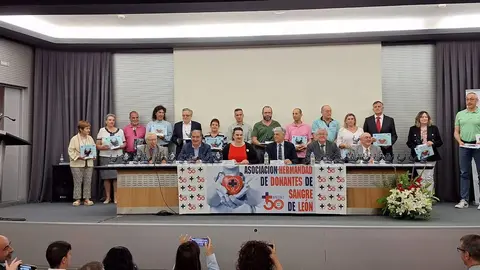 Grupo de Grandes Donantes igual o m&aacute;s de cien donaciones Foto archivo