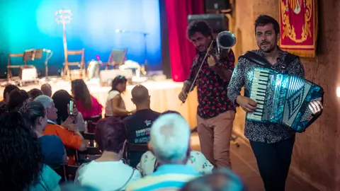 El reconocido d&uacute;o castellano, formado por Jorge Arribas y Diego Galaz, ofrece un directo que conecta con las m&uacute;sicas de ra&iacute;z, explorando nuestra esencia como pueblo y cultura. El espect&aacute;culo recorre los ritmos populares de la Pen&iacute;nsula Ib&eacute;rica, ofreciendo una experiencia vital y en&eacute;rgica con melod&iacute;as tradicionales y composiciones propias a ritmo de valses, jotas, pasodobles, charros, ruedas y seguidillas.

Un Recorrido por la Tradici&oacute;n
Desde su acorde&oacute;n y viol&iacute;n, hasta instrumentos ins&oacute;litos como el serrucho y la silla de camping, Jorge Arribas y Diego Galaz nos traen un sonido &uacute;nico que evoca la tradici&oacute;n. Utilizando materiales reutilizados, como una gaita hecha con una caja de vino y cucharas y sartenes, el d&uacute;o recuerda la creatividad y la imaginaci&oacute;n de los pueblos, especialmente en tiempos de pobreza y crisis.

Jorge Arribas toca el acorde&oacute;n, ala de buitre, gaita box de vino, flauta silla de camping, basuri y recogeval.
Diego Galaz se encarga del viol&iacute;n, serrucho, zanfona, mandolina, cucharas, sart&eacute;n y huesera.

Un Proyecto que Transciende la M&uacute;sica
FET&Eacute;N FET&Eacute;N es mucho m&aacute;s que el proyecto musical de Jorge Arribas y Diego Galaz; es el lenguaje del alma hecho armon&iacute;a. Con m&aacute;s de mil conciertos alrededor del mundo, Diego y Jorge han demostrado su talento y su capacidad para conectar con el p&uacute;blico a trav&eacute;s de sus espect&aacute;culos din&aacute;micos y divertidos.

En cada concierto, FET&Eacute;N FET&Eacute;N convierte su actuaci&oacute;n en una gran fiesta. Un ejemplo destacado fue su presentaci&oacute;n en el Teatro Circo Price de Madrid, donde reunieron a varias generaciones de m&uacute;sicos, desde Joaqu&iacute;n D&iacute;az y Rozal&eacute;n hasta El Nido y El Naan, ante un p&uacute;blico entregado a las m&uacute;sicas de ra&iacute;z de nuestra tierra.

Integraci&oacute;n en los Circuitos Esc&eacute;nicos de Castilla y Le&oacute;n
Este evento forma parte de la programaci&oacute;n de los Circuitos Esc&eacute;nicos de Castilla y Le&oacute;n, ofreciendo una oportunidad imperdible para disfrutar de la esencia de nuestra cultura a trav&eacute;s de la m&uacute;sica de FET&Eacute;N FET&Eacute;N. No te pierdas este vibrante espect&aacute;culo en el MIHACALE de Gordoncillo
