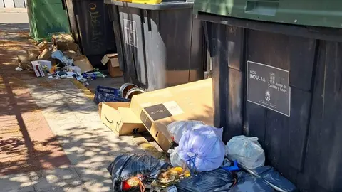 Basura en las calles de Trobajo del Camino