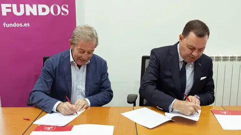 Javier Vega, presidente de la C&aacute;mara de Comercio de Le&oacute;n y Jos&eacute; Mar&iacute;a Viejo, director de FUNDOS durante la firma del convenio.