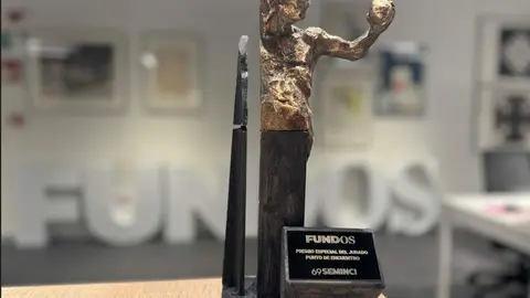 Escultura premio Fundos SEMINCI-Amancio Gonz&aacute;lez