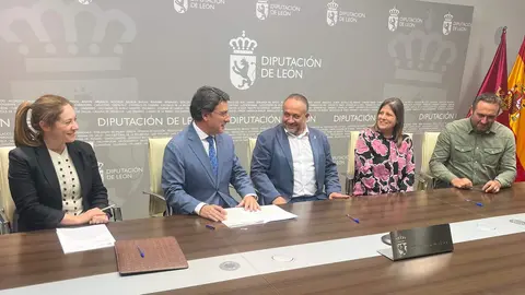 Diputaci&oacute;n de Le&oacute;n recibe las parcelas para la construcci&oacute;n del parque de bomberos en Sahag&uacute;n