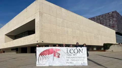 Conceyu frente a las Cortes de Castilla y Le&oacute;n