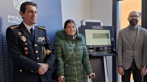 El subdelegado del Gobierno en Le&oacute;n, H&eacute;ctor Alaiz Moret&oacute;n, y el Comisario Jefe Provincial de la Polic&iacute;a Nacional, Miguel &Aacute;ngel de Diego, junto a la alcaldesa de Sahag&uacute;n, Paula Conde.