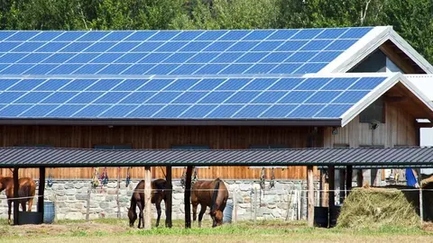 Placas solares en el medio rural.