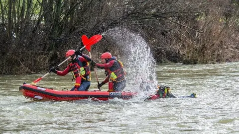 Los bomberos han realizado maniobras de entrenamiento en el r&iacute;o Bernesga.