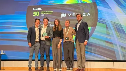 El CEO de Vexiza, Alberto Cerrillo, recogi&oacute; el reconocimiento en nombre de todo el equipo.