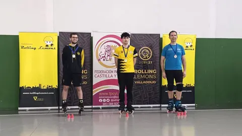 Dani Garc&iacute;a  del equipo le&oacute;n&eacute;s Villaquilambre (derecha), subcampe&oacute;n de Castilla y Le&oacute;n de Roller Cross