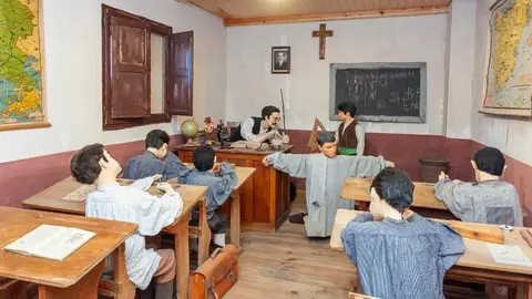 Museo Etnogr&aacute;fico del nuevo Ria&ntilde;o, representaci&oacute;n de la la escuela del pueblo con don Amaro al mando.