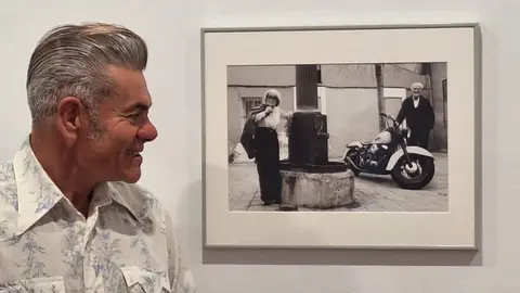 Olaf Pla Gracia con una de las fotograf&iacute;as de la exposici&oacute;n.