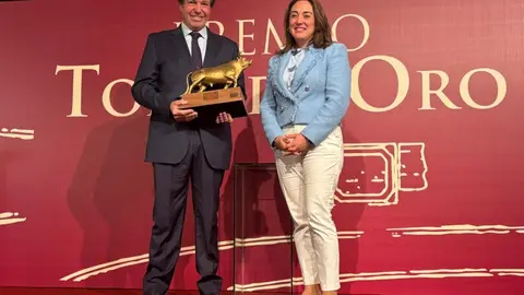 Mar&iacute;a Gonz&aacute;lez Corral entrega el premio &lsquo;Toro de Oro&rsquo; 2024 al astado &lsquo;Querido&rsquo; de la ganader&iacute;a Garcigrande en la Feria de Salamanca