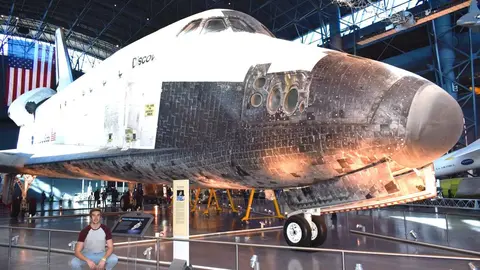 &Aacute;lvaro posa junto a la Space Shuttle &ldquo;Discovery&rdquo; en (Chantilly, Virginia. EEUU)