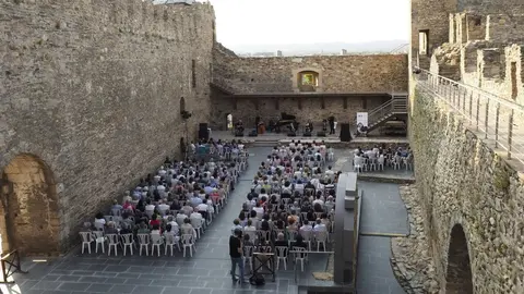 M&aacute;s de 300 personas disfrutan de m&uacute;sica y patrimonio en Ponferrada con Las Piedras Cantan