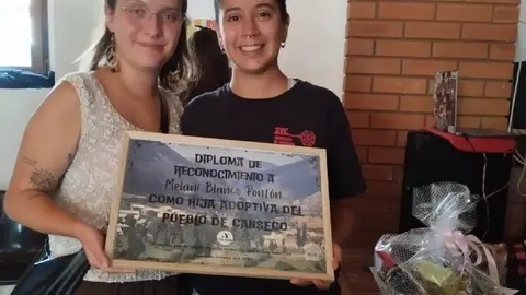 Carmen Garc&iacute;a (izda), vicepresidenta de la asociaci&oacute;n cultural Pico Huevo y tutora del proyecto, posa con Melani Blanco (dcha)