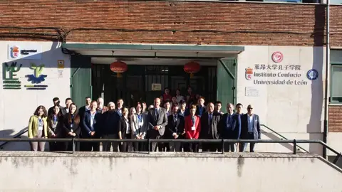 Organizadores y asistentes presenciales en el exterior del Instituto Confucio de la ULE 2 junto al vicerrector de Internacionalizaci&oacute;n y Compromiso Global y el alcalde de Le&oacute;n