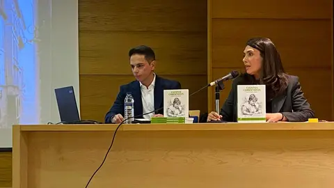 Los autores, Mar&iacute;a Gallego Reguera y F&eacute;lix Villafa&ntilde;e Pacho, en la presentaci&oacute;n de la obra en la Biblioteca P&uacute;blica de Le&oacute;n