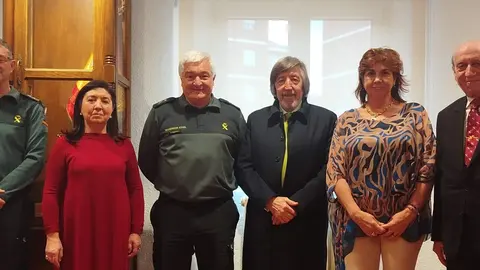 Miembros de la Muy Ilustre, Real e Imperial Orden y Cofrad&iacute;a del Pend&oacute;n de San Isidoro de Le&oacute;n, encabezados por su Abad, junto al General de Brigada Miguel S&aacute;nchez Guerrero y el Coronel Julio Guti&eacute;rrez Hern&aacute;ndez, durante la visita institucional a la 12&ordf; Zona de la Guardia Civil en Le&oacute;n.