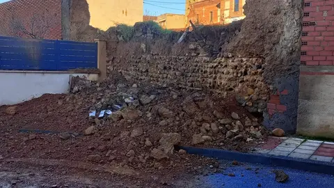 Las lluvias provocan el derrumbe de un muro en la calle Zorita