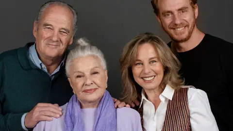 El dramaturgo Athol Fugard y el reparto de primer nivel encabezado por Lola Herrera, Natalia Dicenta y Carlos Olalla.