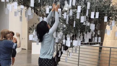 El &ldquo;&Aacute;rbol de los deseos&rdquo; de Yoko Ono llega al MUSAC de Le&oacute;n como obra participativa