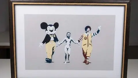 The Terror of War (1972) de Nick Ut, mostrando a la ni&ntilde;a Phan Thị Kim Ph&uacute;c, v&iacute;ctima del napalm en la Guerra de Vietnam, tomada de las manos de Mickey Mouse y Ronald McDonald.
