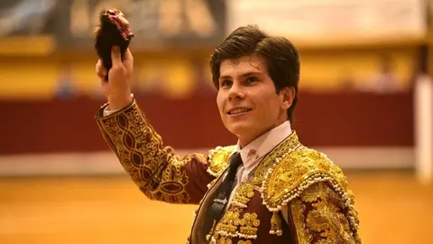 El segoviano Jorge Oliva fue el gran triunfador de la tarde en Alba de Tormes, donde abri&oacute; la Puerta Grande.