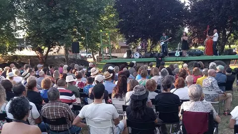 El Festival Jazz y+ de Vega de los Árboles arranca con lleno absoluto y cerca de 300 asistentes