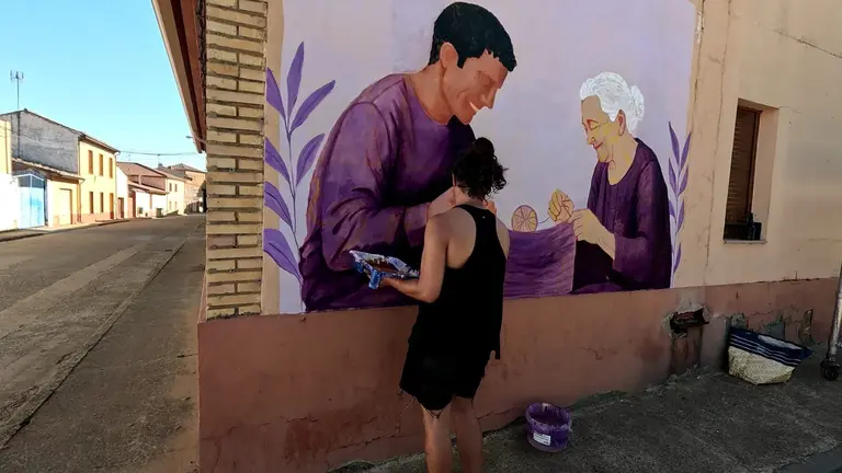 Daniel Livas, durante el proceso de creaci&oacute;n de uno de los seis murales que integran la Ruta de la Memoria Viva de Gordoncillo. Foto: Pascual Mar&iacute;n.