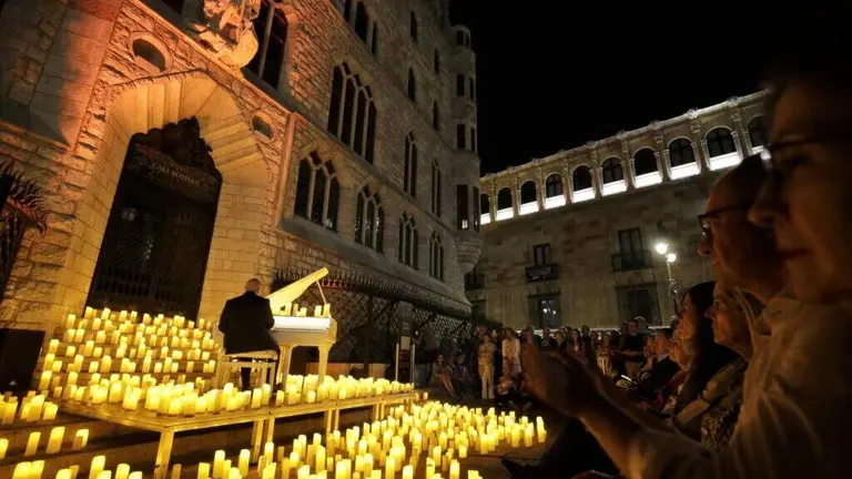 Casa Botines se ilumina con más de 1.500 velas para celebrar el aniversario de Gaudí