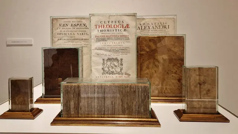 El monasterio de Sandoval acoge la exposición 'Dos generaciones', un diálogo artístico entre Juan Rafael y Juan Carlos Uriarte