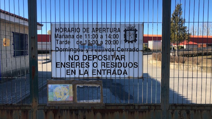Cartel en uno de los puntos limpios de León. Foto de: Lara Ga Esgueva.