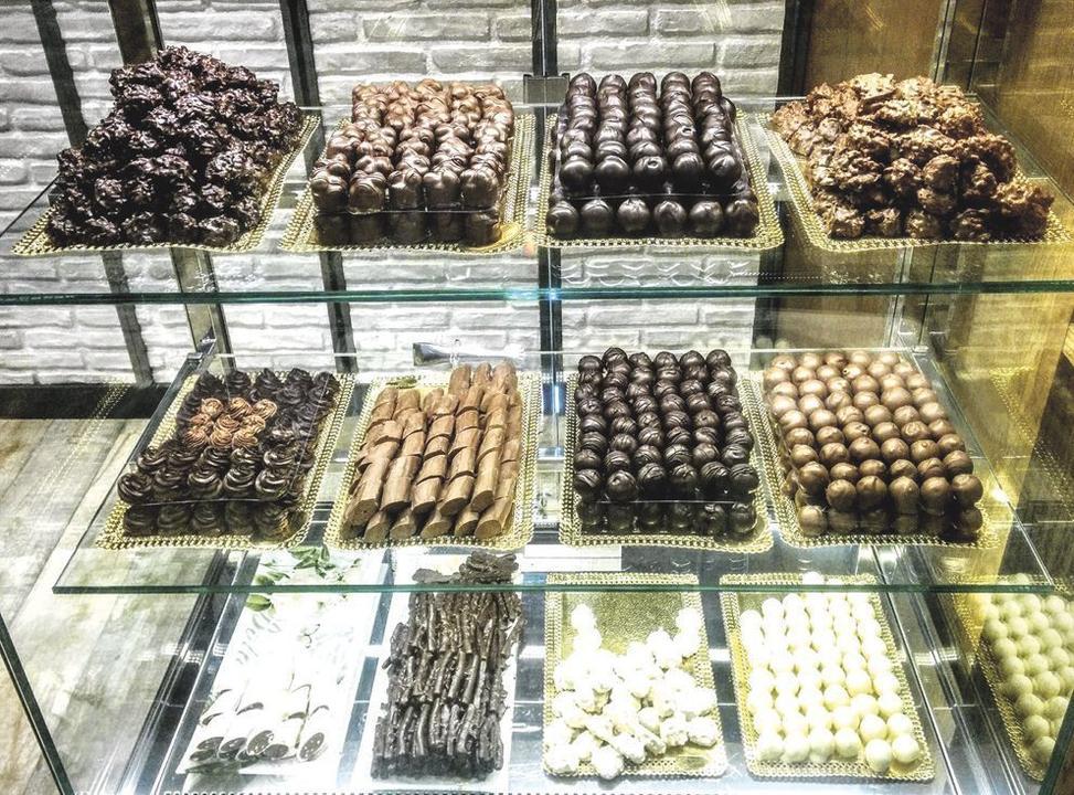 Regalar Bombones Los buenos bombones son piezas de artesanía elaboradas por personas con gran experiencia en el campo de chocolate. Durante siglos y a lo largo de diferentes culturas, el chocolate siempre ha estado considerado como un bien muy preciado. Ya en tiempos de los aztecas se honraba a la realeza, guerreros y exploradores con bebidas hechas a base de chocolate. También en el año 1900 la reina Victoria comenzó a obsequiar a sus soldados con bombones de chocolate en Navidad y Año Nuevo.En Yemas Zorita y Confitería Santa Cecilia  (en la imagen superior) disponen de un surtido maravilloso, un lujo para el paladar.